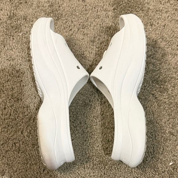 CROCS Bae Slide W7 and 2 Flower Jibbitz - Picture 3 of 4